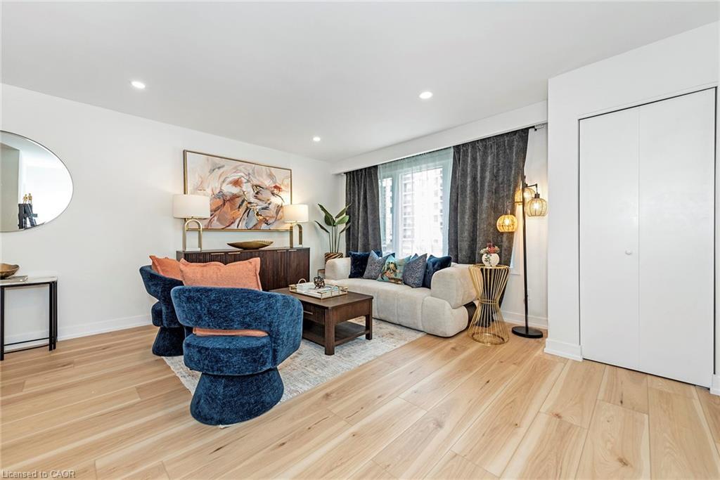 60-62 Delawana Drive, Hamilton, ON - Indoor Photo Showing Living Room