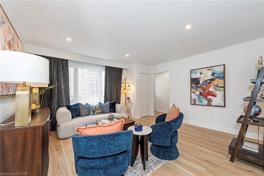60-62 Delawana Drive, Hamilton, ON - Indoor Photo Showing Living Room