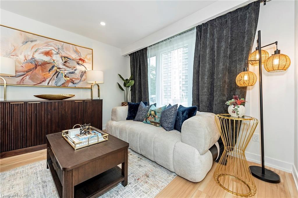60-62 Delawana Drive, Hamilton, ON - Indoor Photo Showing Living Room