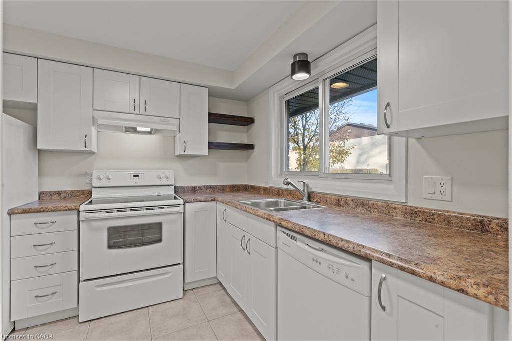 35-151 Linwell Road, St. Catharines, ON - Indoor Photo Showing Kitchen With Double Sink
