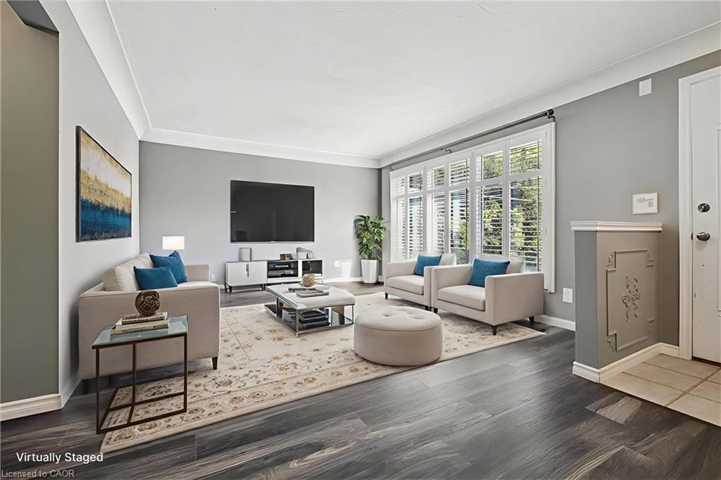 15 Purdy Crescent, Hamilton, ON - Indoor Photo Showing Living Room