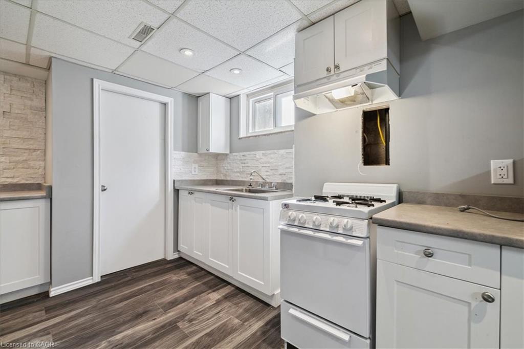 15 Purdy Crescent, Hamilton, ON - Indoor Photo Showing Kitchen