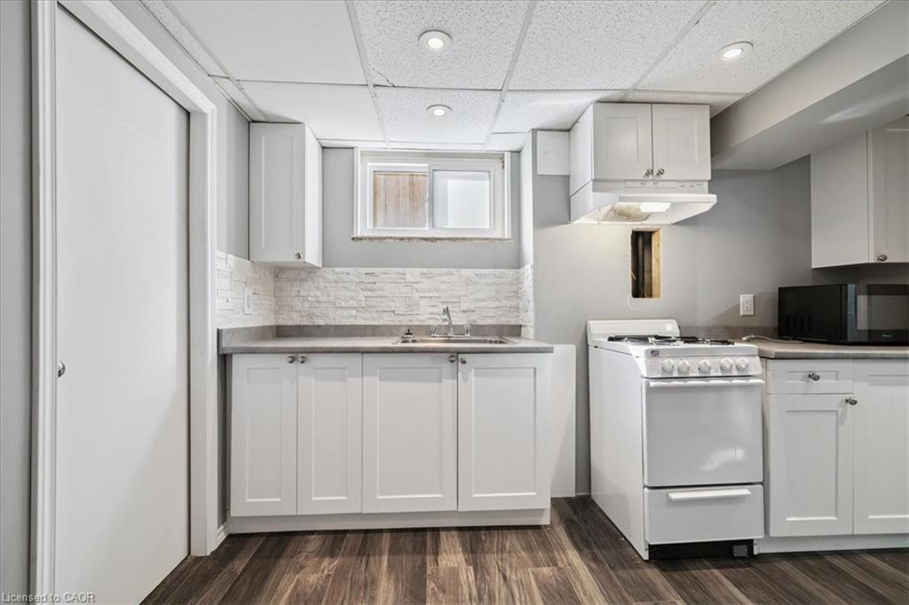 15 Purdy Crescent, Hamilton, ON - Indoor Photo Showing Kitchen
