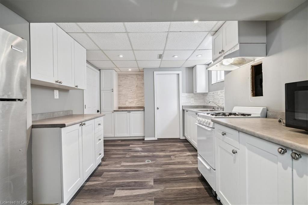 15 Purdy Crescent, Hamilton, ON - Indoor Photo Showing Kitchen