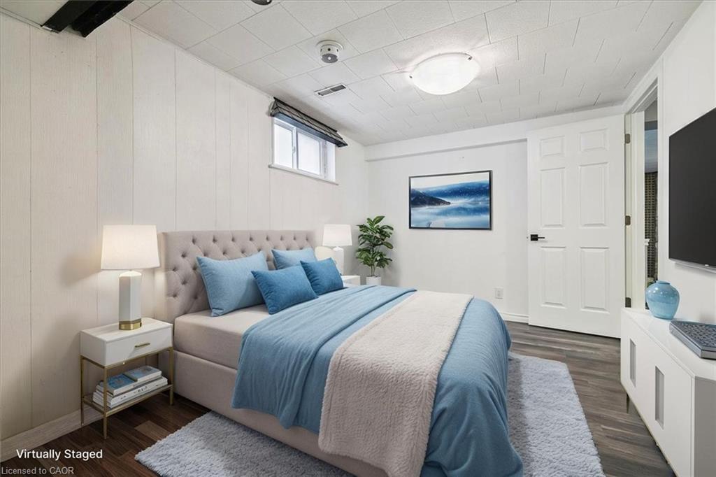 15 Purdy Crescent, Hamilton, ON - Indoor Photo Showing Bedroom