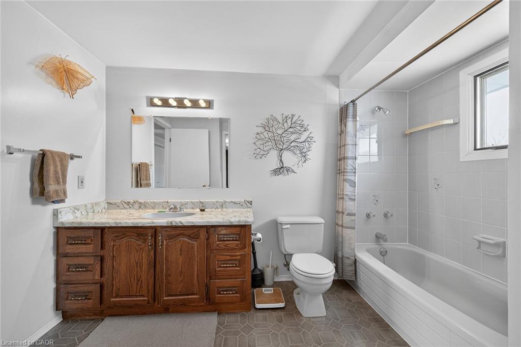 356 Cranbrook Drive, Hamilton, ON - Indoor Photo Showing Bathroom