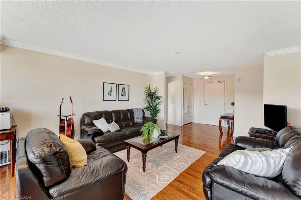 506-1770 Main Street W, Hamilton, ON - Indoor Photo Showing Living Room