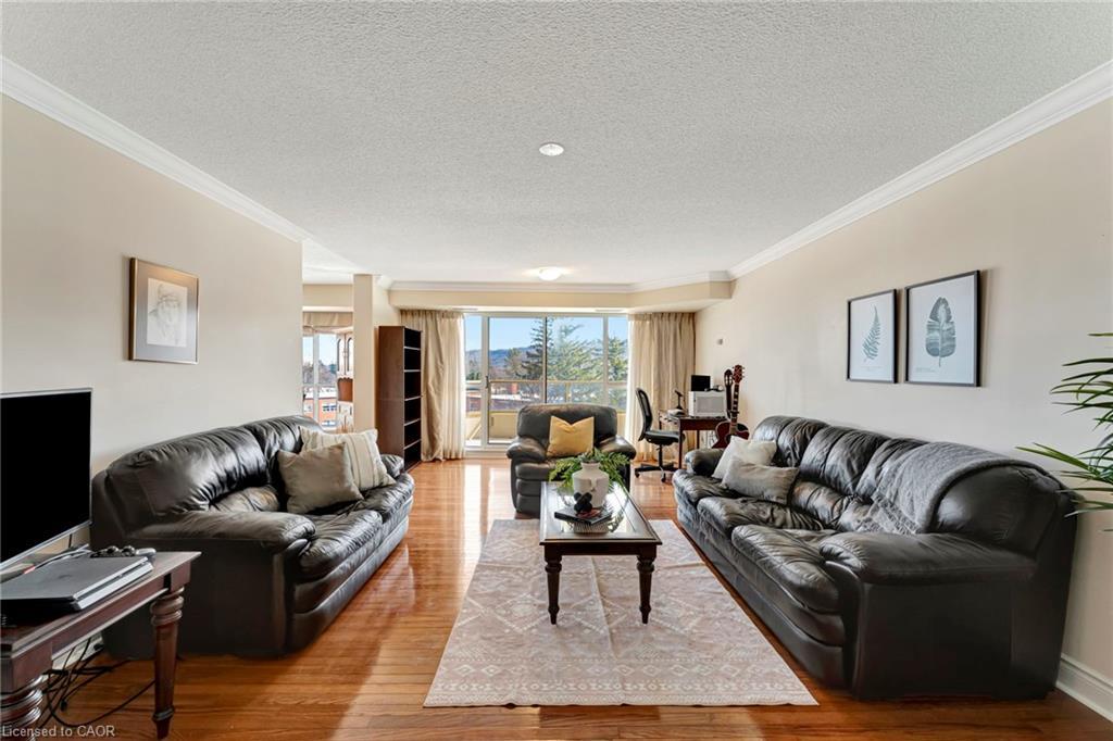 506-1770 Main Street W, Hamilton, ON - Indoor Photo Showing Living Room