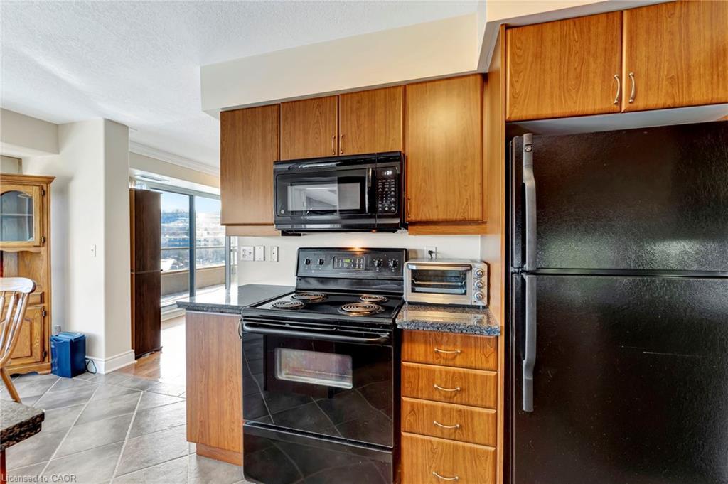 506-1770 Main Street W, Hamilton, ON - Indoor Photo Showing Kitchen