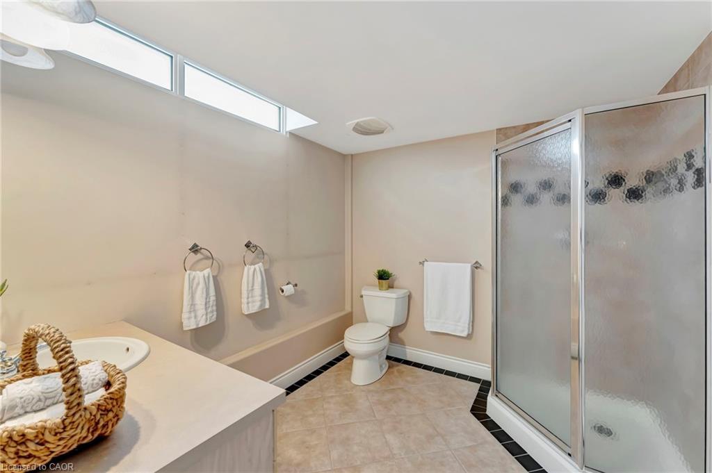 506-1770 Main Street W, Hamilton, ON - Indoor Photo Showing Bathroom