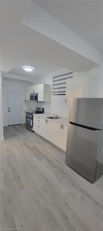 Lower-180 Commercial Street, Welland, ON - Indoor Photo Showing Garage