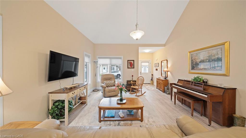 10-744 Nelson Street W, Port Dover, ON - Indoor Photo Showing Living Room