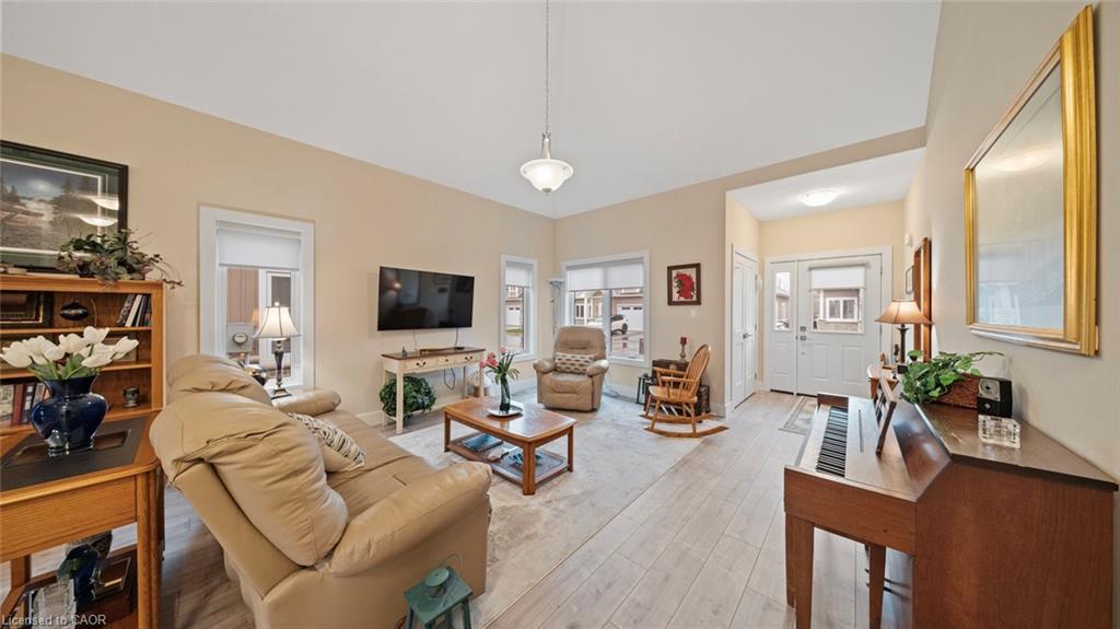 10-744 Nelson Street W, Port Dover, ON - Indoor Photo Showing Living Room