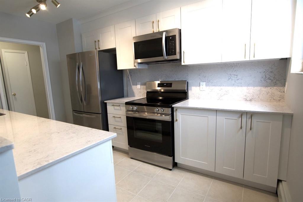 304-122 Sixth Avenue, Kitchener, ON - Indoor Photo Showing Kitchen