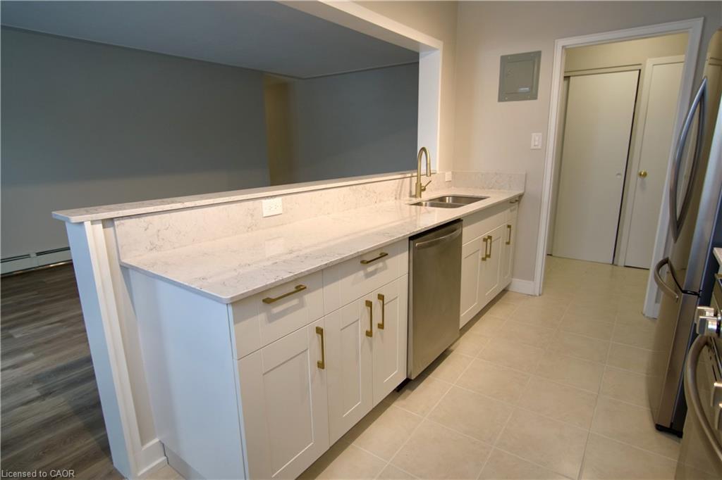 304-122 Sixth Avenue, Kitchener, ON - Indoor Photo Showing Kitchen With Double Sink