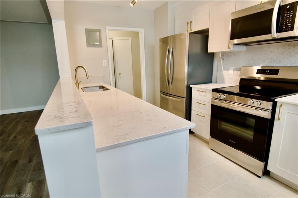 304-122 Sixth Avenue, Kitchener, ON - Indoor Photo Showing Kitchen With Double Sink