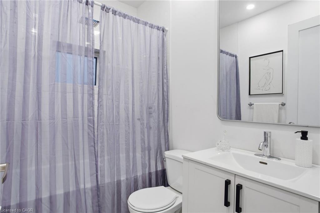 34 Indiana Road W, Hagersville, ON - Indoor Photo Showing Bathroom