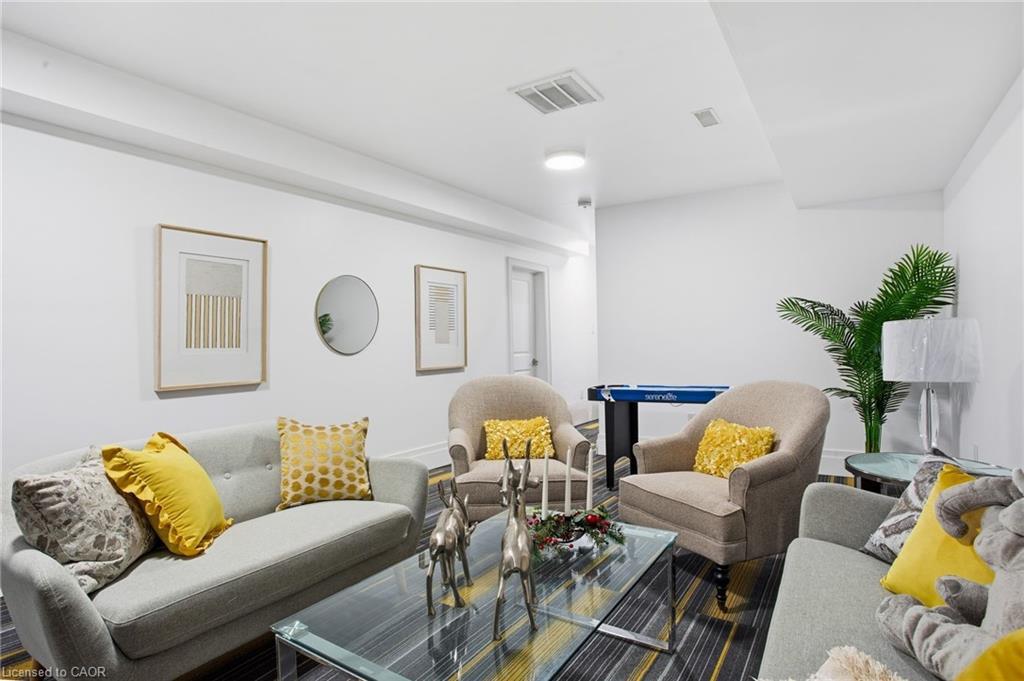 34 Indiana Road W, Hagersville, ON - Indoor Photo Showing Living Room