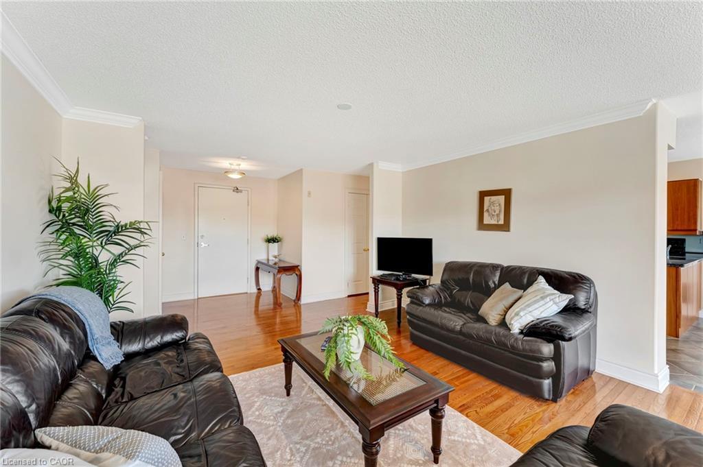 506-1770 Main Street W, Hamilton, ON - Indoor Photo Showing Living Room