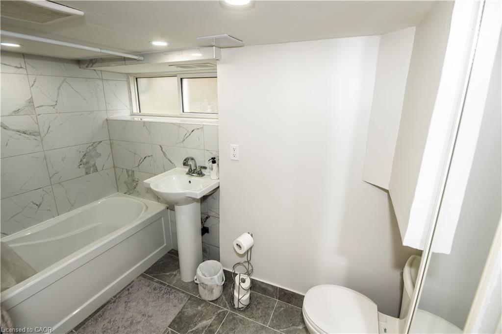 2-408 Wellington Street N, Kitchener, ON - Indoor Photo Showing Bathroom