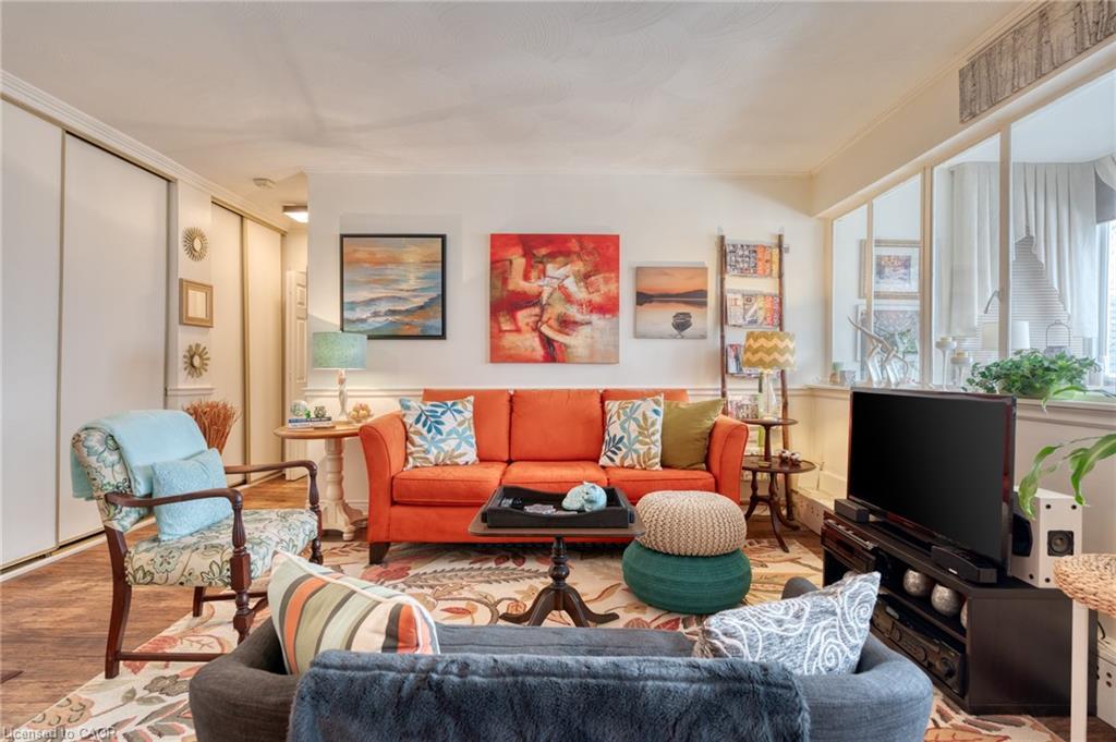 106-107 St. Josephs Drive, Hamilton, ON - Indoor Photo Showing Living Room