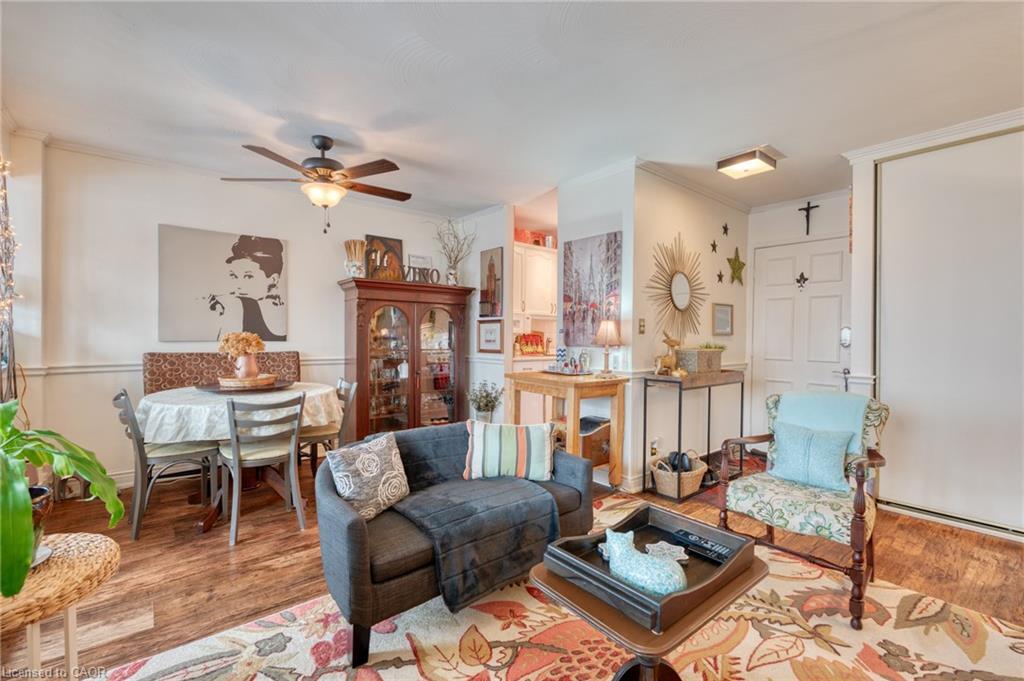 106-107 St. Josephs Drive, Hamilton, ON - Indoor Photo Showing Living Room