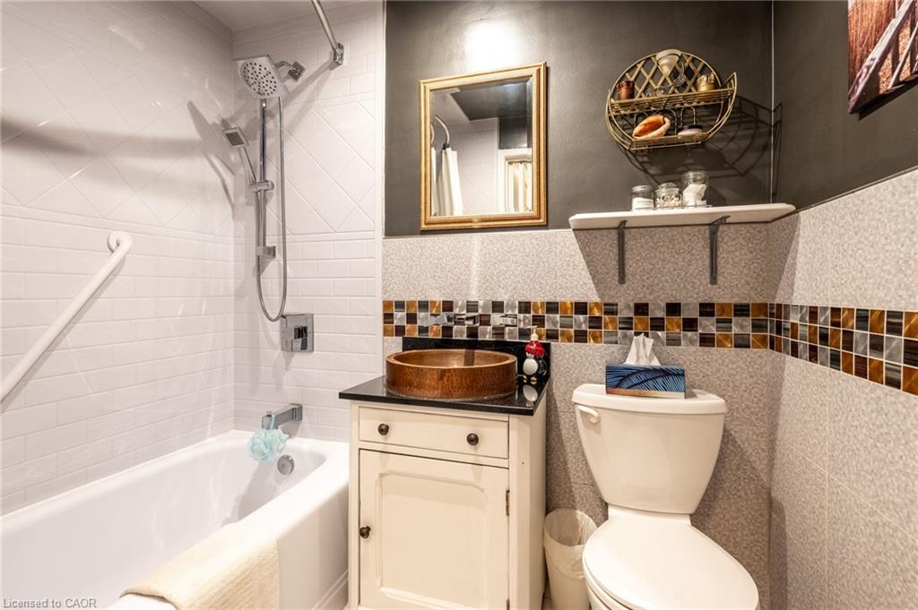 106-107 St. Josephs Drive, Hamilton, ON - Indoor Photo Showing Bathroom
