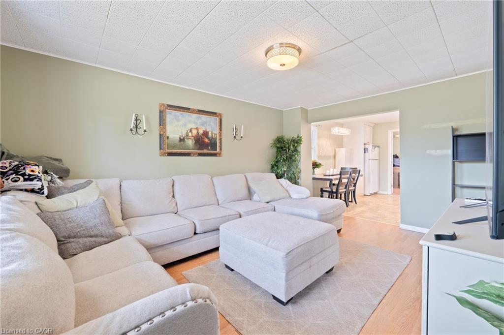 325 Simpson Avenue, Welland, ON - Indoor Photo Showing Living Room