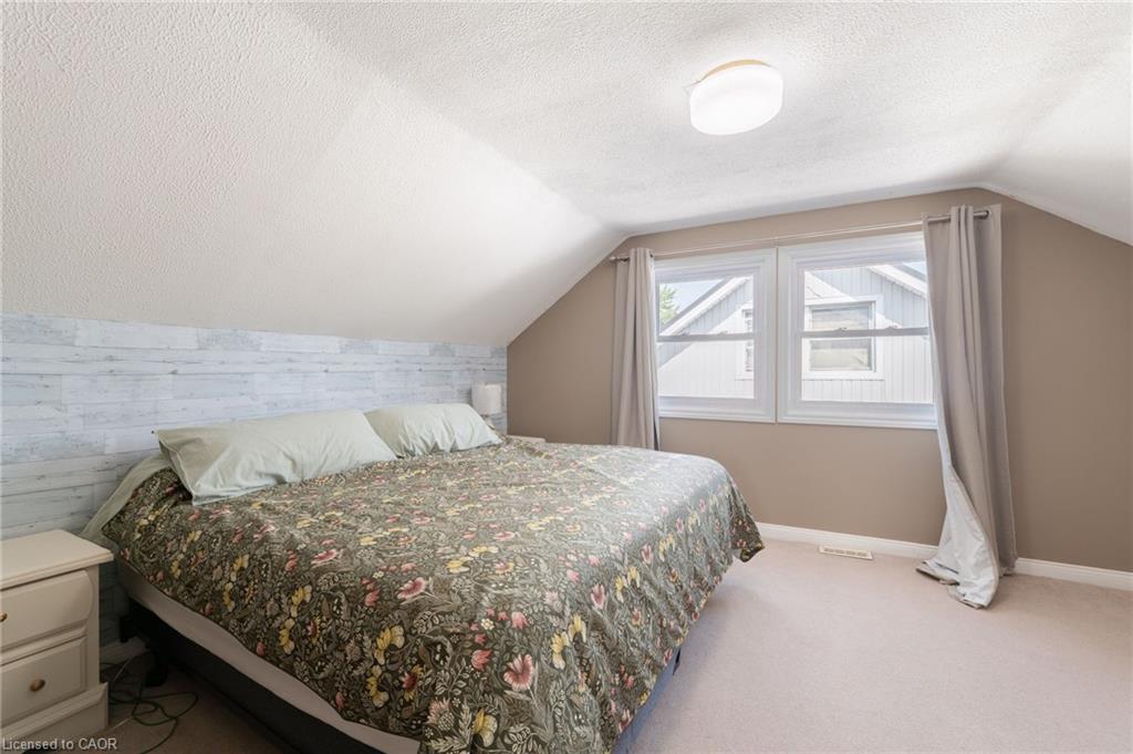 325 Simpson Avenue, Welland, ON - Indoor Photo Showing Bedroom