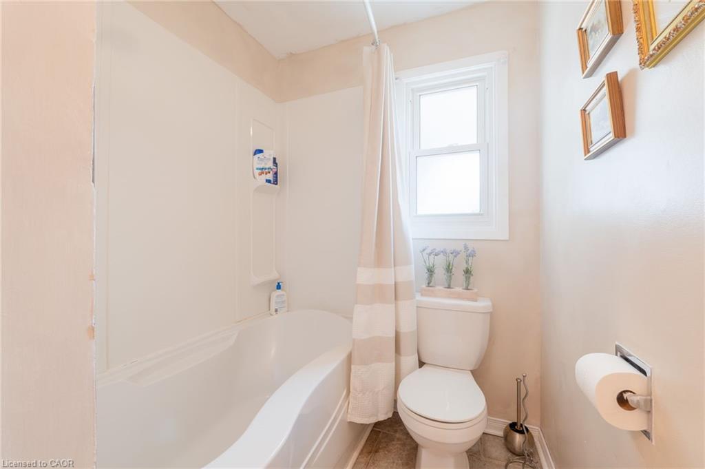 325 Simpson Avenue, Welland, ON - Indoor Photo Showing Bathroom