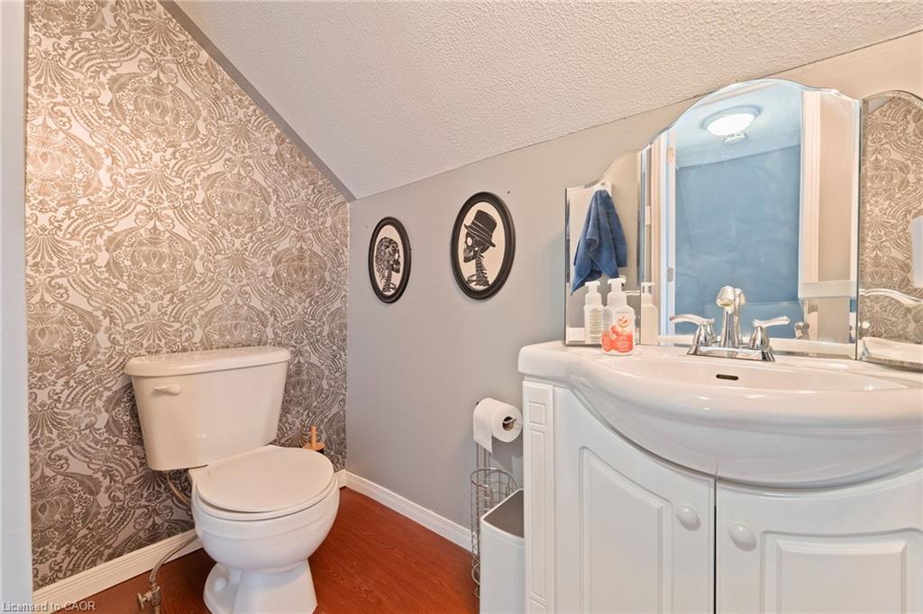 325 Simpson Avenue, Welland, ON - Indoor Photo Showing Bathroom