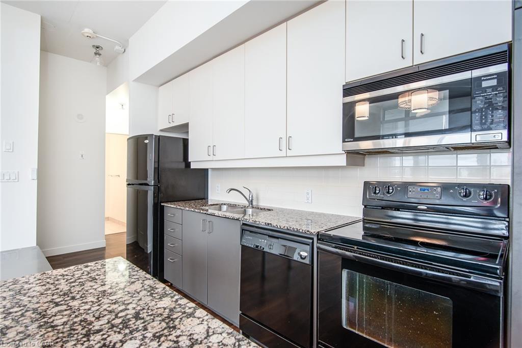 807-191 King Street S, Waterloo, ON - Indoor Photo Showing Kitchen