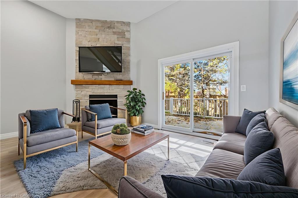 5-589 Beechwood Drive, Waterloo, ON - Indoor Photo Showing Living Room With Fireplace