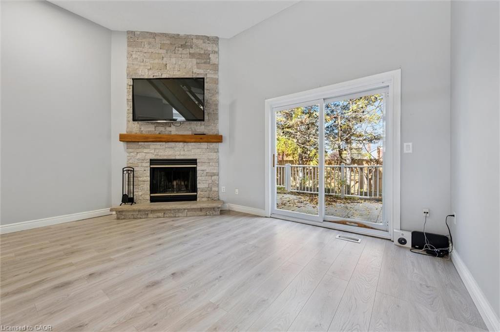 5-589 Beechwood Drive, Waterloo, ON - Indoor Photo Showing Living Room With Fireplace