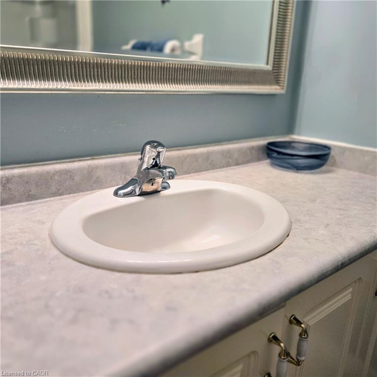 5-10 Isherwood Avenue, Cambridge, ON - Indoor Photo Showing Bathroom