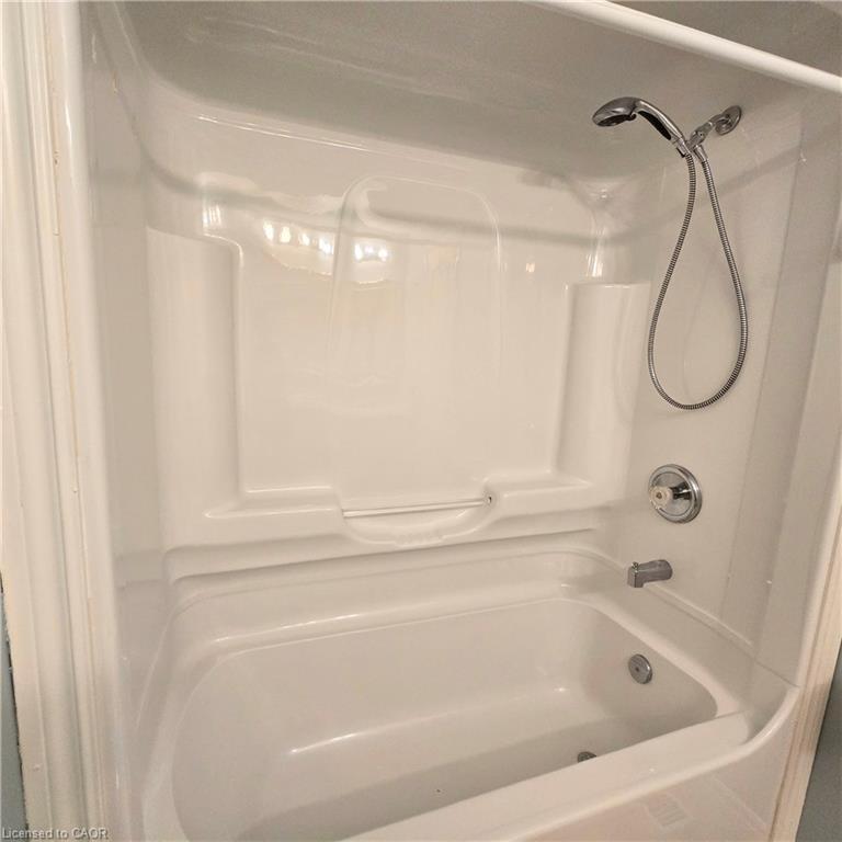 5-10 Isherwood Avenue, Cambridge, ON - Indoor Photo Showing Bathroom