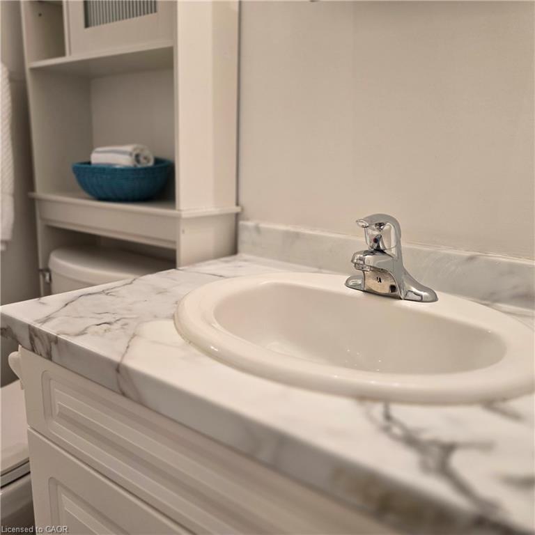 5-10 Isherwood Avenue, Cambridge, ON - Indoor Photo Showing Bathroom