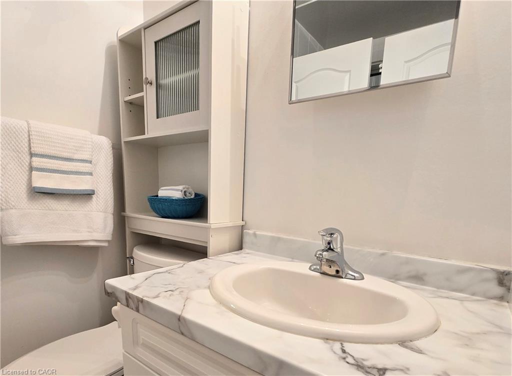5-10 Isherwood Avenue, Cambridge, ON - Indoor Photo Showing Bathroom