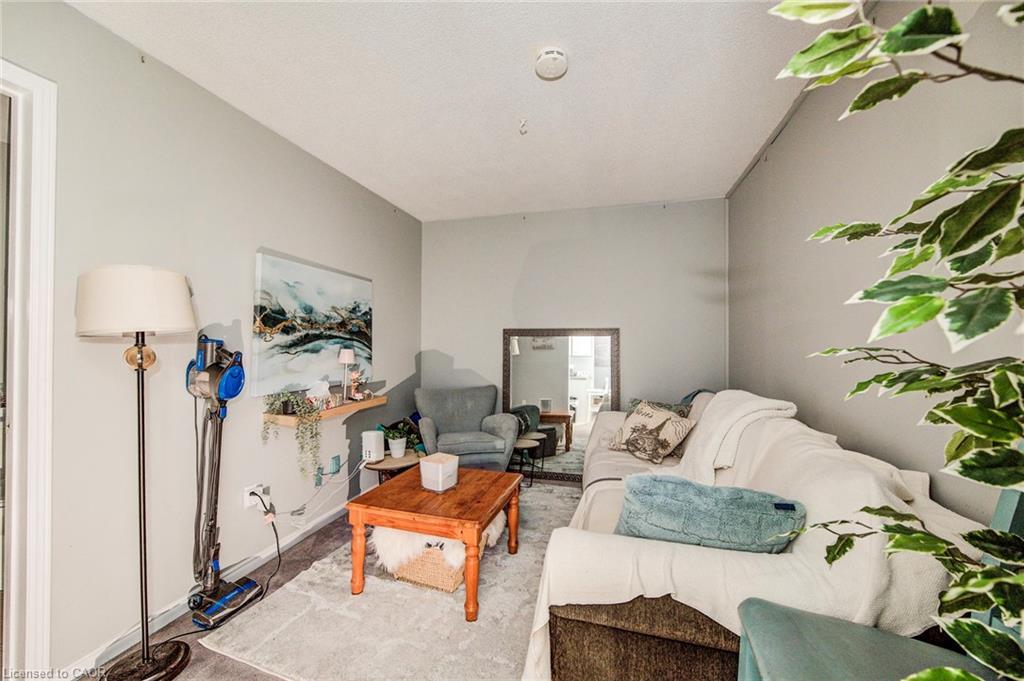 115-456 Janefield Avenue, Guelph, ON - Indoor Photo Showing Living Room
