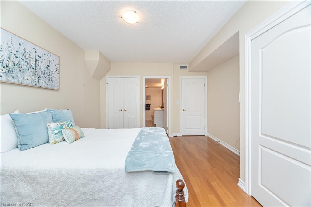 204-77 Governors Road, Dundas, ON - Indoor Photo Showing Bedroom