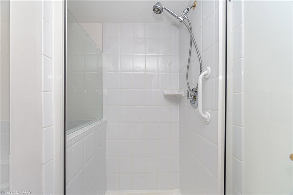 204-77 Governors Road, Dundas, ON - Indoor Photo Showing Bathroom