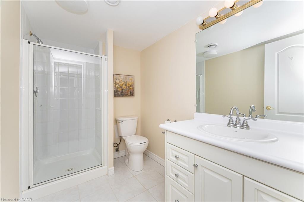 204-77 Governors Road, Dundas, ON - Indoor Photo Showing Bathroom