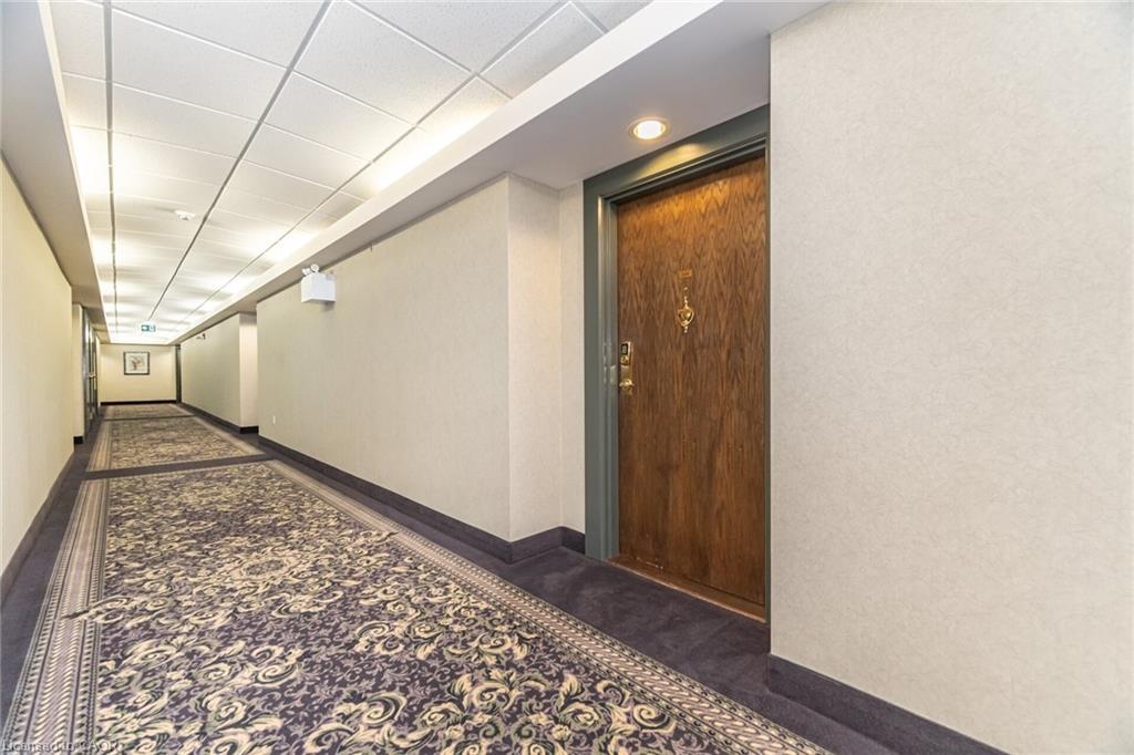 204-77 Governors Road, Dundas, ON - Indoor Photo Showing Other Room