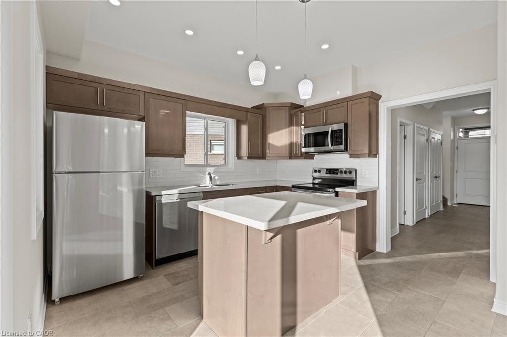 33 Cinnamon Street, Thorold, ON - Indoor Photo Showing Kitchen With Upgraded Kitchen