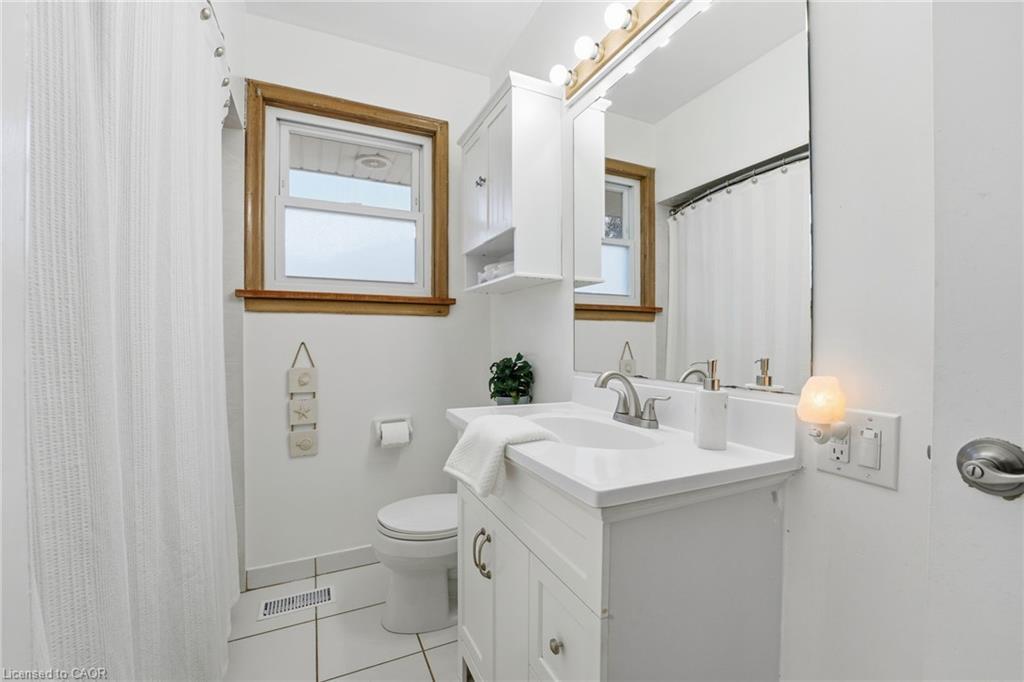11 Kensington Avenue, Kitchener, ON - Indoor Photo Showing Bathroom