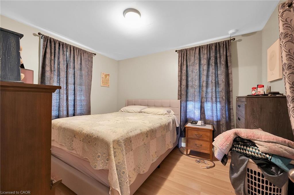 942 Upper Gage Avenue, Hamilton, ON - Indoor Photo Showing Bedroom
