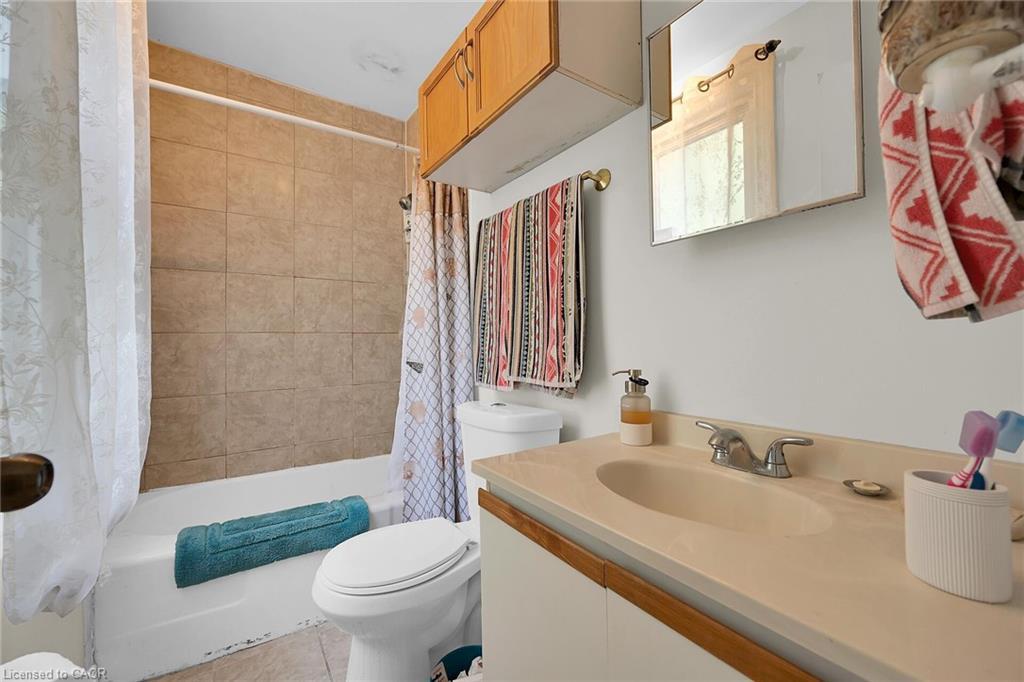 942 Upper Gage Avenue, Hamilton, ON - Indoor Photo Showing Bathroom
