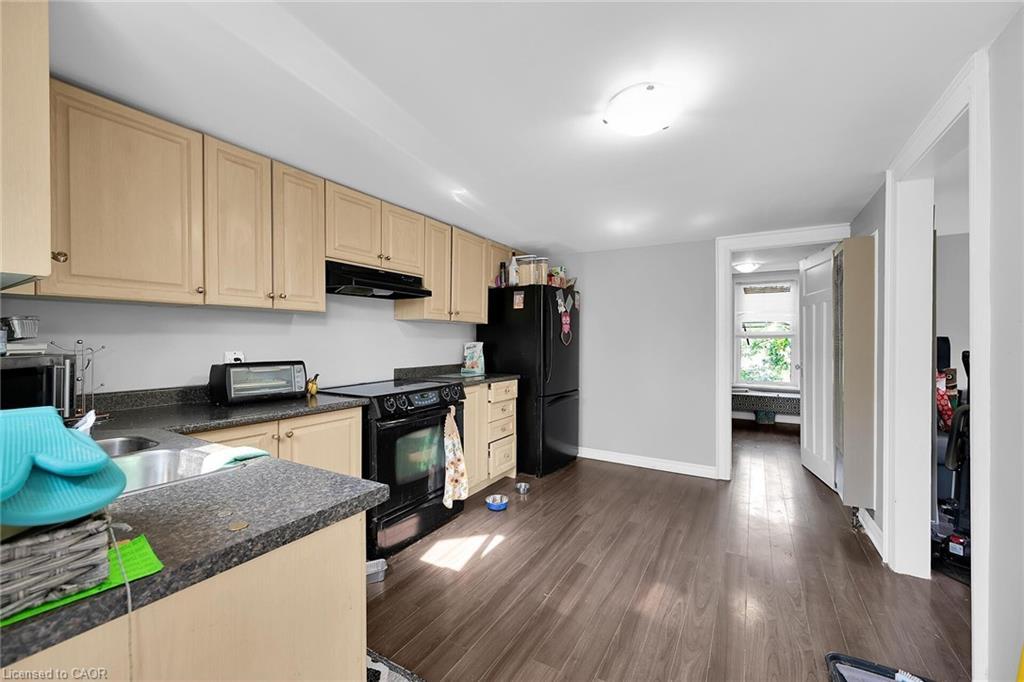 942 Upper Gage Avenue, Hamilton, ON - Indoor Photo Showing Kitchen