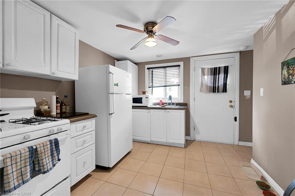 942 Upper Gage Avenue, Hamilton, ON - Indoor Photo Showing Kitchen