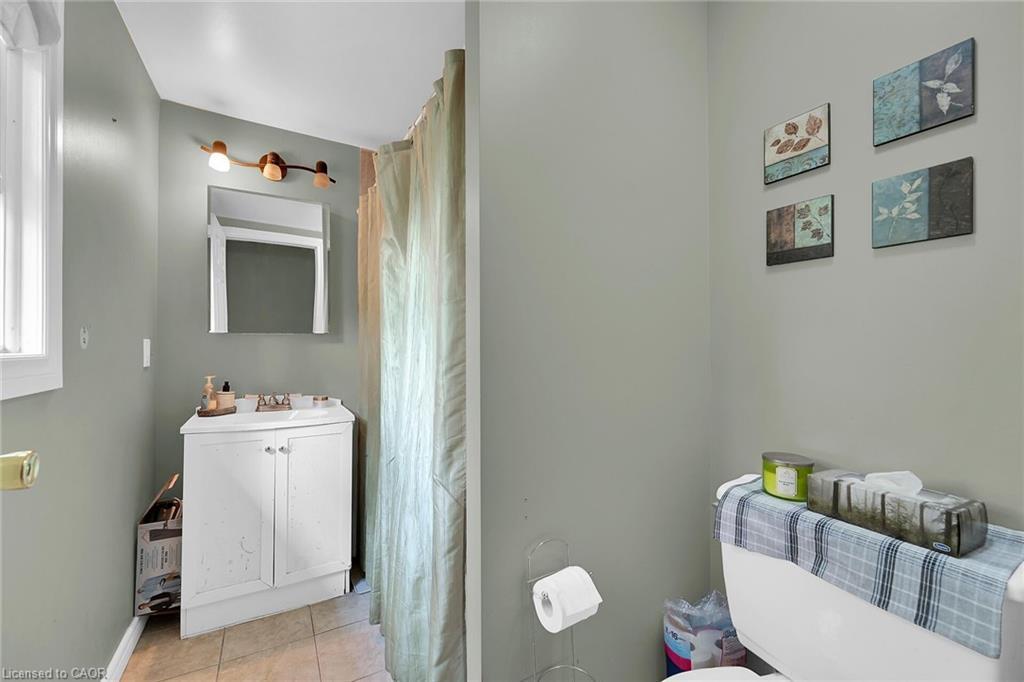 942 Upper Gage Avenue, Hamilton, ON - Indoor Photo Showing Bathroom